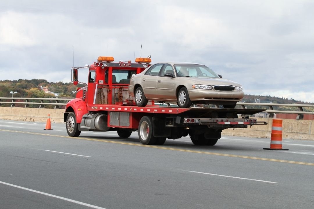 Emergency towing service vehicle on duty
