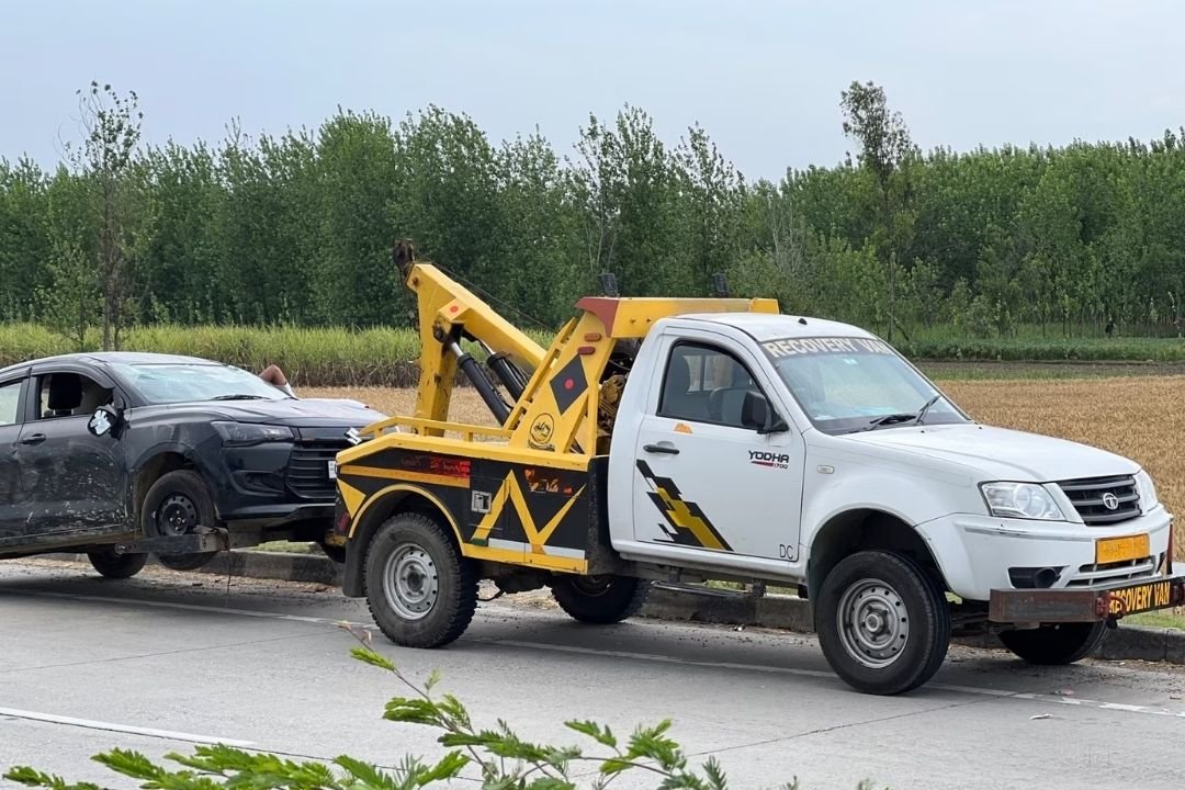 Roadside towing support from Manoj Car Towing Service